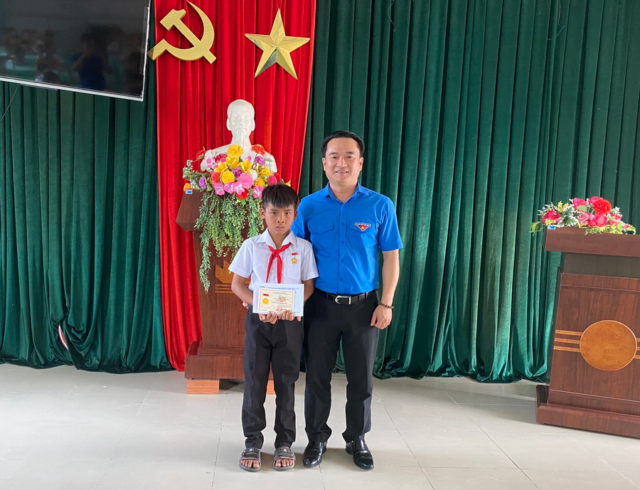 Phó Bí thư Tỉnh Đoàn Đỗ Duy Nam trao tặng huy hiệu "Tuổi trẻ dũng cảm" của Trung ương Đoàn TNCS Hồ Chí Minh cho em Kpă Nguyên. Ảnh: Hà Đức Thành Phó Bí thư Tỉnh Đoàn Đỗ Duy Nam trao tặng huy hiệu "Tuổi trẻ dũng cảm" của Trung ương Đoàn TNCS Hồ Chí Minh cho em Kpă Nguyên. Ảnh: Hà Đức Thành