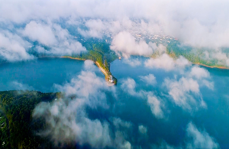 Biển Hồ thơ mộng nhìn từ trên cao.