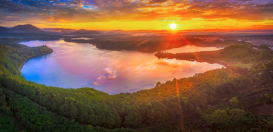 Sắc màu bình minh trên Biển Hồ