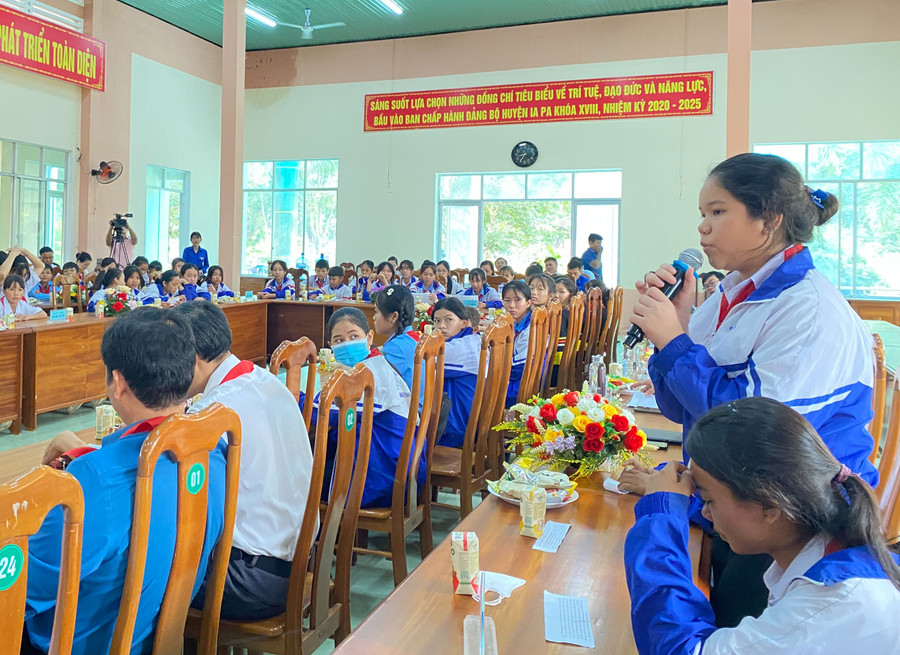 Các em học sinh tham gia ý kiến tại buổi đối thoại. Ảnh: Mai Linh Các em học sinh tham gia ý kiến tại buổi đối thoại. Ảnh: Mai Linh