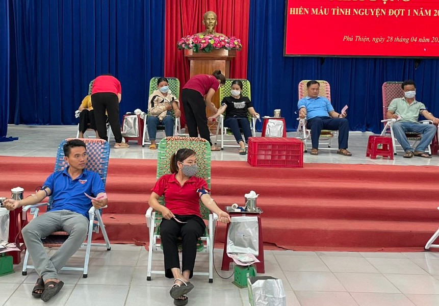 Buổi hiến máu thu hút gần 600 người dân huyện Phú Thiện tham gia. Ảnh: Hoa Mai Buổi hiến máu thu hút gần 600 người dân huyện Phú Thiện tham gia. Ảnh: Hoa Mai