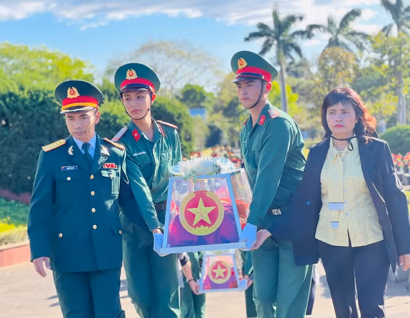 Lãnh đạo Sở Lao động-Thương binh và Xã hội tỉnh Gia Lai, Cục Chính trị Quân đoàn 3 trang trọng tiễn đưa hài cốt các liệt sĩ về nơi an nghỉ cuối cùng tại Nghĩa trang liệt sĩ tỉnh. Ảnh: P.L