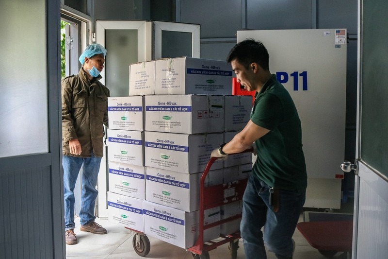 Tiếp nhận vaccine Viêm gan B về kho vaccine Quốc gia. Ảnh nguồn Báo Nhân Dân