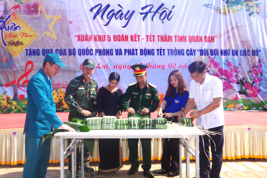 Phần thi gói bánh chưng giữa cán bộ chiến sĩ Đại đội bộ binh 1, Ban CHQS huyện Đức Cơ và cán bộ, đoàn viên, Nhân dân làng Al Gôn, xã Ia Din. Ảnh: Huy Bắc Phần thi gói bánh chưng giữa cán bộ chiến sĩ Đại đội bộ binh 1, Ban CHQS huyện Đức Cơ và cán bộ, đoàn viên, Nhân dân làng Al Gôn, xã Ia Din. Ảnh: Huy Bắc