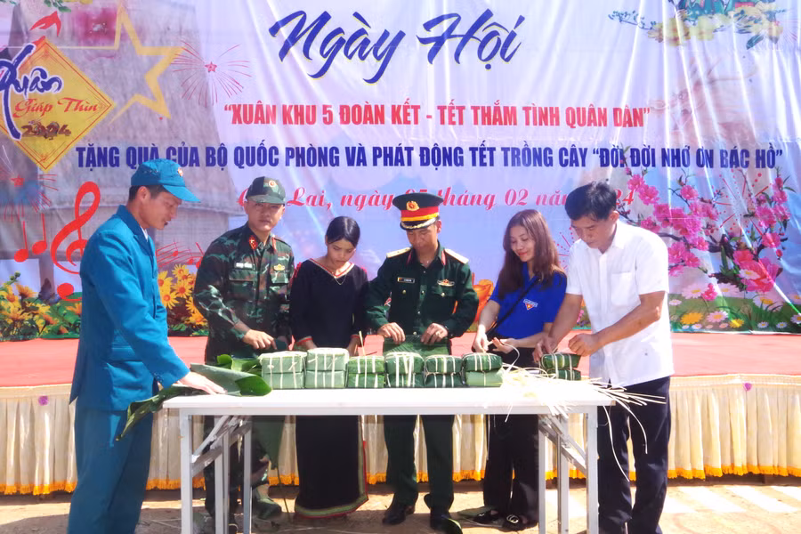 Phần thi gói bánh chưng giữa cán bộ chiến sĩ Đại đội bộ binh 1, Ban CHQS huyện Đức Cơ và cán bộ, đoàn viên, Nhân dân làng Al Gôn, xã Ia Din. Ảnh: Huy Bắc