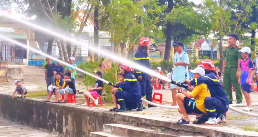 Các em thiếu nhi huyện Kbang tham gia trải nghiệm làm người lính cứu hỏa. Ảnh: Hà Đức Thành