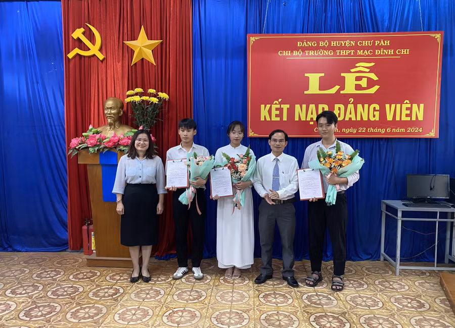 Chi ủy Chi bộ trao quyết định kết nạp Đảng cho 3 em học sinh. Ảnh: H.Đ.T