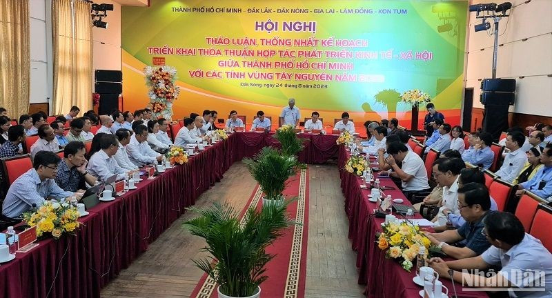 Quang cảnh hội nghị thảo luận, thống nhất kế hoạch triển khai thỏa thuận hợp tác phát triển kinh tế-xã hội giữa TP. Hồ Chí Minh với các tỉnh vùng Tây nguyên năm 2023 và giai đoạn 2024-2025. Ảnh nguồn Báo Nhân Dân Quang cảnh hội nghị thảo luận, thống nhất kế hoạch triển khai thỏa thuận hợp tác phát triển kinh tế-xã hội giữa TP. Hồ Chí Minh với các tỉnh vùng Tây nguyên năm 2023 và giai đoạn 2024-2025. Ảnh nguồn Báo Nhân Dân
