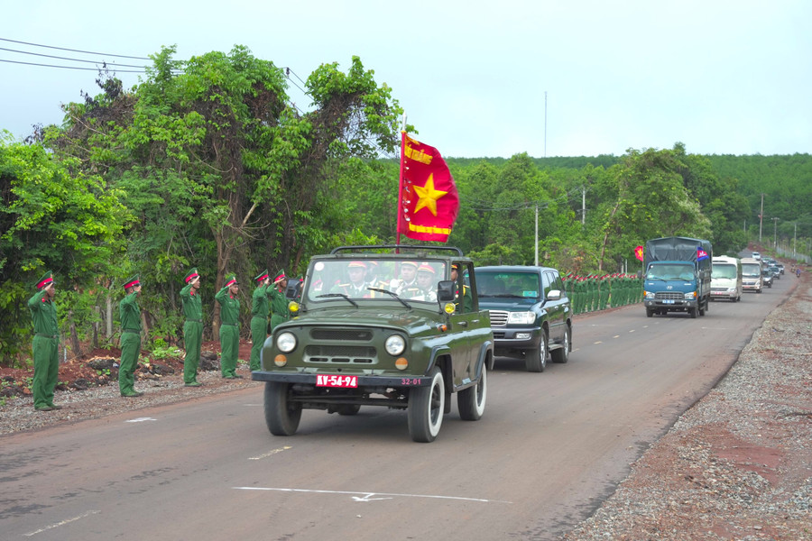 Đoàn xe đưa các liệt sĩ về với đất Mẹ Việt Nam. Ảnh: Phạm Quý Đoàn xe đưa các liệt sĩ về với đất Mẹ Việt Nam. Ảnh: Phạm Quý