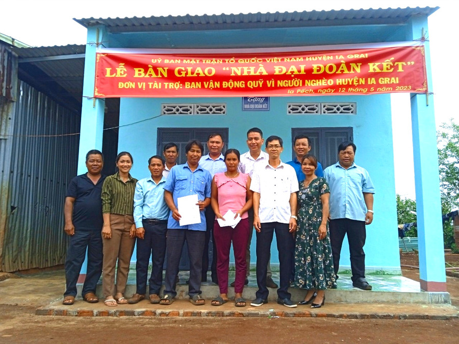 Các đơn vị bàn giao nhà “Đại đoàn kết” cho gia đình ông Rơ Châm Keo. Ảnh: Lê Đại