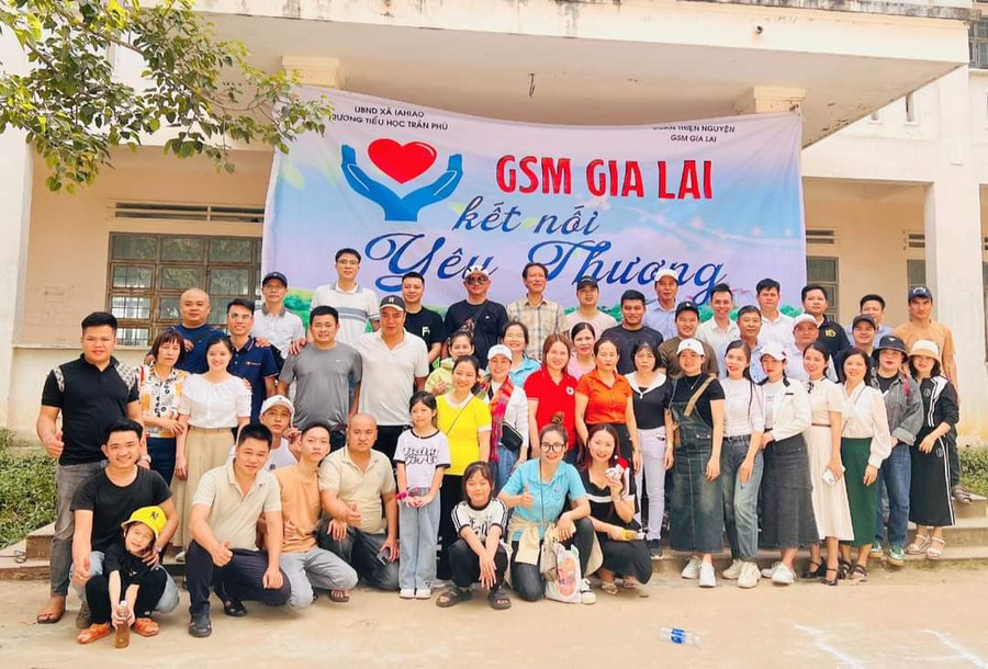 Đoàn tặng quà cho học sinh nghèo, khó khăn Trường Tiểu học Trần Phú, xã Ia Hiao, huyện Phú Thiện. Ảnh: Hoài Thu Đoàn tặng quà cho học sinh nghèo, khó khăn Trường Tiểu học Trần Phú, xã Ia Hiao, huyện Phú Thiện. Ảnh: Hoài Thu