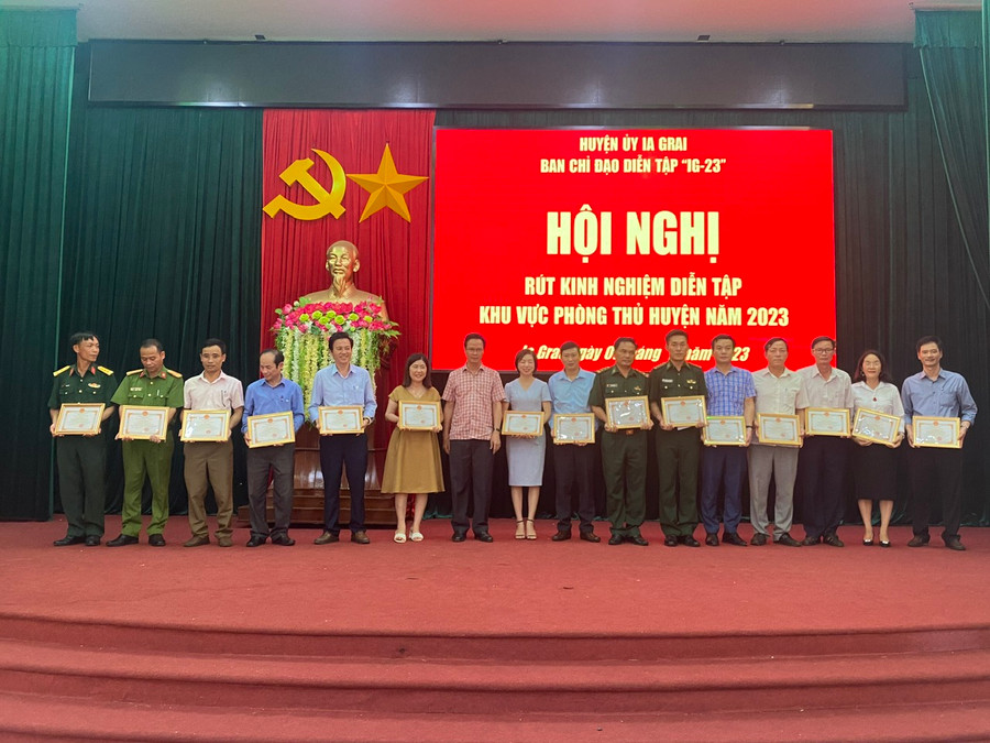 Chủ tịch UBND huyện Ia Grai tặng giấy khen cho các tập thể, cá nhân có thành tích xuất sắc trong công tác diễn tập phòng thủ huyện năm 2023. Ảnh: Phương Lộc