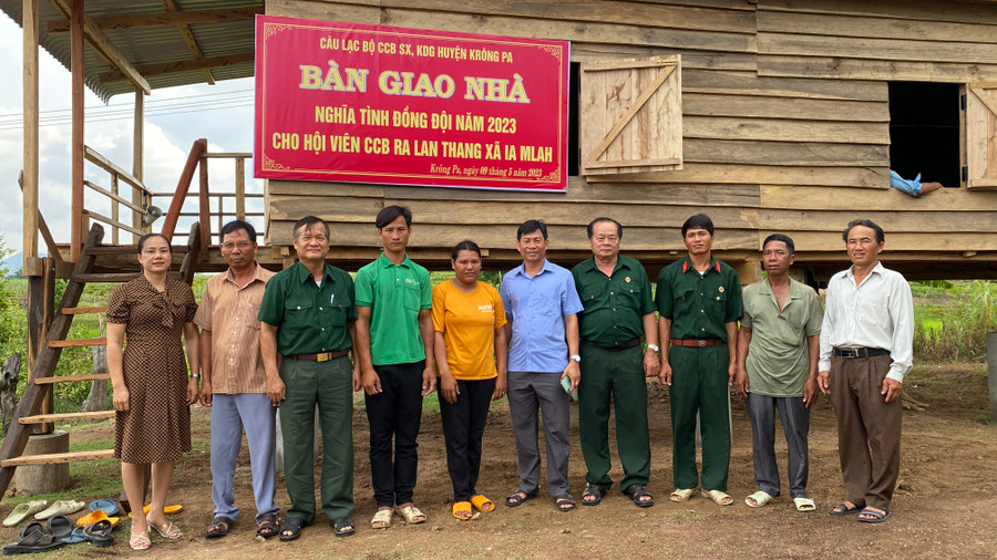Câu lạc bộ Cựu chiến binh sản xuất, kinh doanh giỏi huyện Krông Pa trao nhà cho anh Rah Lan Thang. Ảnh: Quang Ngọc Câu lạc bộ Cựu chiến binh sản xuất, kinh doanh giỏi huyện Krông Pa trao nhà cho anh Rah Lan Thang. Ảnh: Quang Ngọc