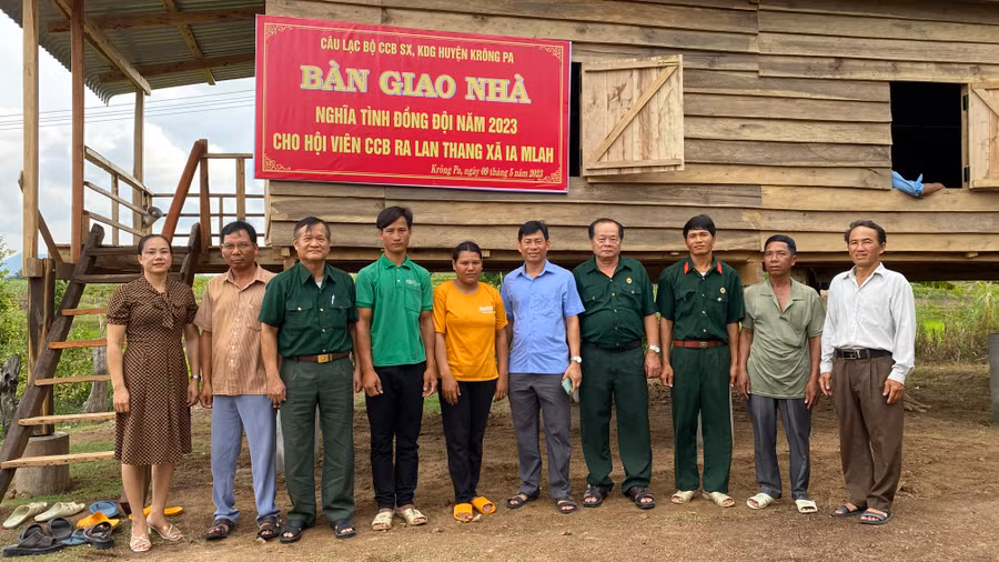 Câu lạc bộ Cựu chiến binh sản xuất, kinh doanh giỏi huyện Krông Pa trao nhà cho anh Rah Lan Thang. Ảnh: Quang Ngọc