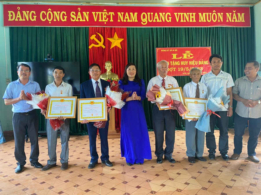 Phó Bí thư Thường trực Huyện ủy Nguyễn Thị Lành-Phó Bí thư Thường trực Huyện ủy Ia Grai trao huy hiệu Đảng cho 4 đảng viên xã Ia Bă. Ảnh: Phương Lộc Phó Bí thư Thường trực Huyện ủy Nguyễn Thị Lành-Phó Bí thư Thường trực Huyện ủy Ia Grai trao huy hiệu Đảng cho 4 đảng viên xã Ia Bă. Ảnh: Phương Lộc