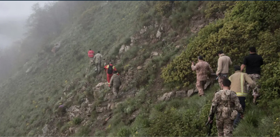 Đội cứu hộ tiếp cận nơi trực thăng rơi. Ảnh: IRIB Đội cứu hộ tiếp cận nơi trực thăng rơi. Ảnh: IRIB