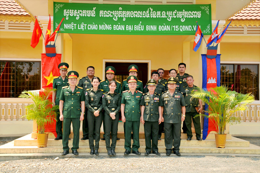 Thiếu tướng Hoàng Văn Sỹ-Tư lệnh Binh đoàn 15 cùng đoàn cán bộ chúc Tết Quân khu I, Quân đội Hoàng gia Campuchia. Ảnh: Nguyễn Ngọc Sơn