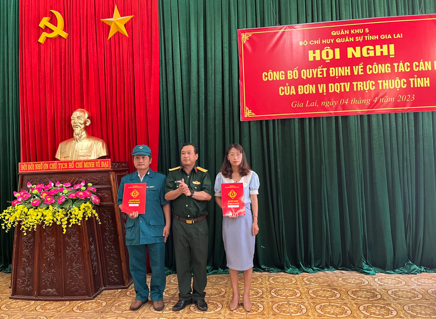 Thượng tá Đặng Quốc Văn trao quyết định miễn nhiệm cho cán bộ Ban Chỉ huy Quân sự các cơ quan. Ảnh: Phương Vi Thượng tá Đặng Quốc Văn trao quyết định miễn nhiệm cho cán bộ Ban Chỉ huy Quân sự các cơ quan. Ảnh: Phương Vi