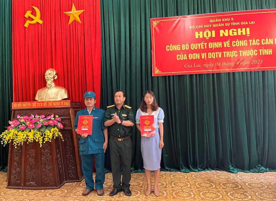 Thượng tá Đặng Quốc Văn trao quyết định miễn nhiệm cho cán bộ Ban Chỉ huy Quân sự các cơ quan. Ảnh: Phương Vi