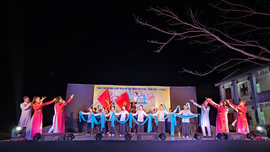 Các tiết mục văn nghệ được dàn dựng công phu do diễn viên Nhà hát Ca múa nhạc tổng hợp Đam San biểu diễn. Ảnh: Bá Bính Các tiết mục văn nghệ được dàn dựng công phu do diễn viên Nhà hát Ca múa nhạc tổng hợp Đam San biểu diễn. Ảnh: Bá Bính