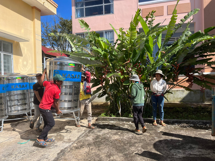 Người dân xã Chư Đang Ya (huyện Chư Păh) nhận hỗ trợ bồn nước 1.000 lít. Ảnh minh họa: Phương Vi Người dân xã Chư Đang Ya (huyện Chư Păh) nhận hỗ trợ bồn nước 1.000 lít. Ảnh minh họa: Phương Vi
