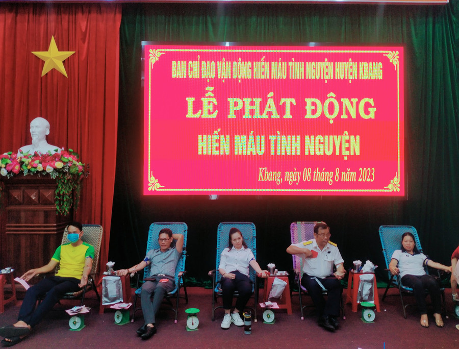 Cán bộ, công chức, viên chức huyện Kbang tham gia hiến máu. Ảnh: Hà Duyệt Cán bộ, công chức, viên chức huyện Kbang tham gia hiến máu. Ảnh: Hà Duyệt