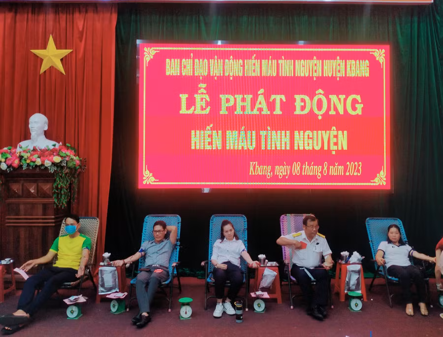 Cán bộ, công chức, viên chức huyện Kbang tham gia hiến máu. Ảnh: Hà Duyệt