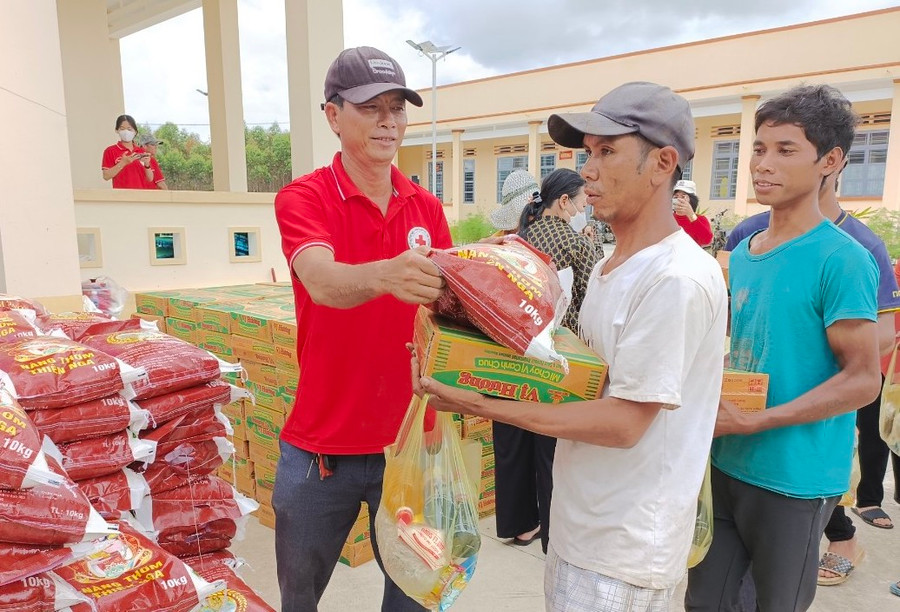 Đoàn công tác trao quà cho người nghèo huyện Mang Yang. Ảnh: Hồng Ngọc
