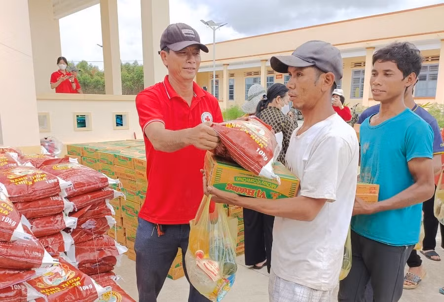 Đoàn công tác trao quà cho người nghèo huyện Mang Yang. Ảnh: Hồng Ngọc