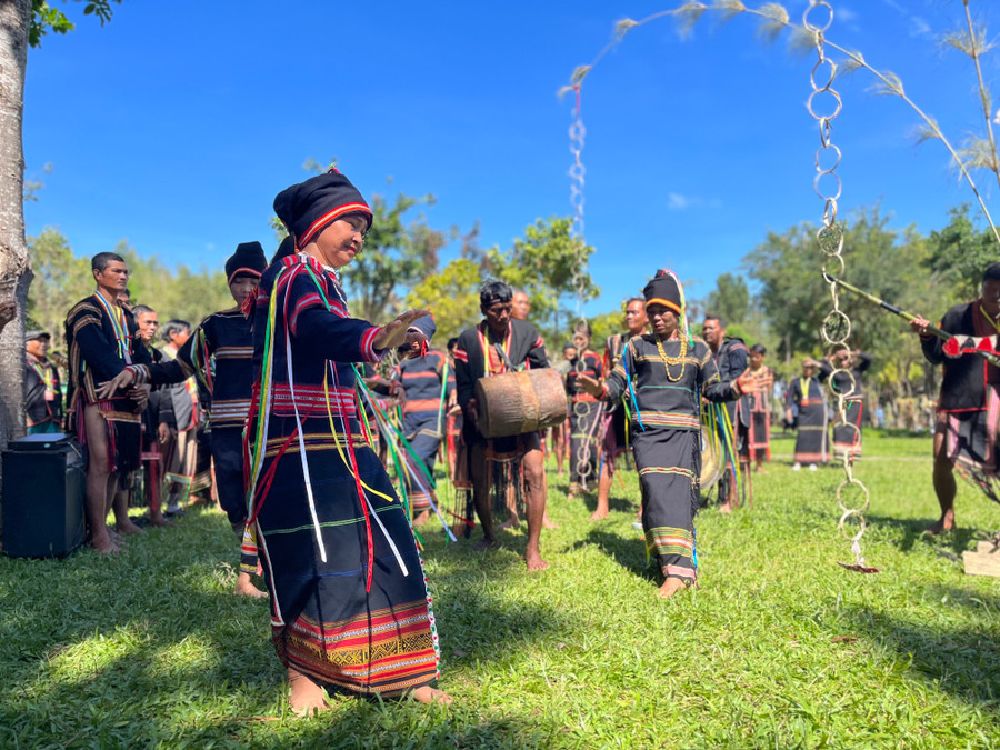 Không gian thực hành văn hóa thường xuyên được tổ chức giúp người dân trong các buôn, làng thêm cơ hội để tập luyện, trình diễn những gì đặc sắc nhất của cộng đồng đến với du khách gần xa. Ảnh: Phương Vi Không gian thực hành văn hóa thường xuyên được tổ chức giúp người dân trong các buôn, làng thêm cơ hội để tập luyện, trình diễn những gì đặc sắc nhất của cộng đồng đến với du khách gần xa. Ảnh: Phương Vi