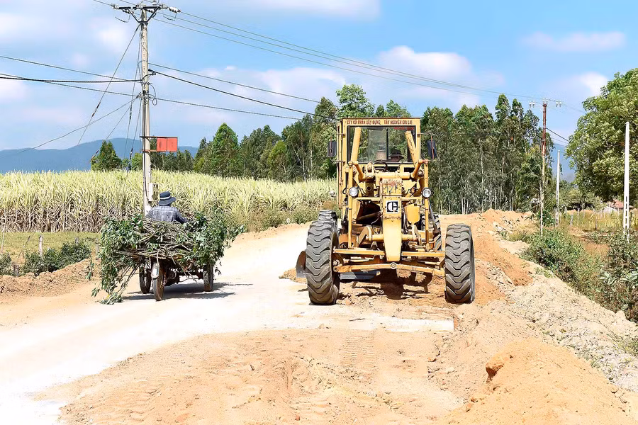 Tỉnh cần chú trọng đầu tư hệ thống đường giao thông nông thôn. Ảnh: P.V Tỉnh cần chú trọng đầu tư hệ thống đường giao thông nông thôn. Ảnh: P.V