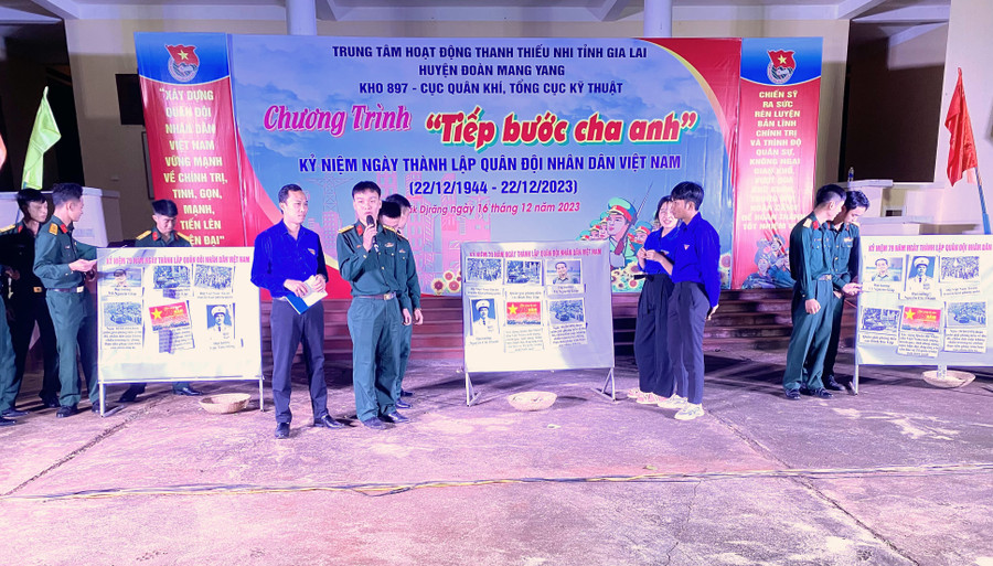 Các bạn đoàn viên, thanh niên thi ghép tranh với chủ đề "Tiếp bước cha anh". Ảnh: Hà Đức Thành Các bạn đoàn viên, thanh niên thi ghép tranh với chủ đề "Tiếp bước cha anh". Ảnh: Hà Đức Thành