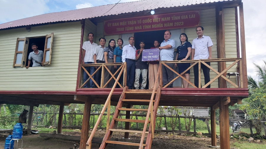 Đoàn công tác bàn giao nhà cho gia đình ông Kpă Lâm (buôn Chư Tê, xã Ia Rsai, huyện Krông Pa). Ảnh: Ngọc Anh Đoàn công tác bàn giao nhà cho gia đình ông Kpă Lâm (buôn Chư Tê, xã Ia Rsai, huyện Krông Pa). Ảnh: Ngọc Anh