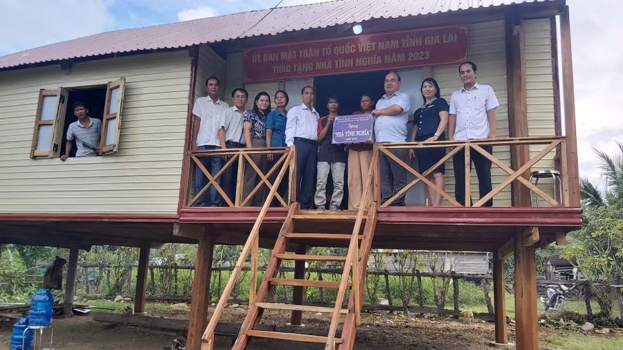 Đoàn công tác bàn giao nhà cho gia đình ông Kpă Lâm (buôn Chư Tê, xã Ia Rsai, huyện Krông Pa). Ảnh: Ngọc Anh
