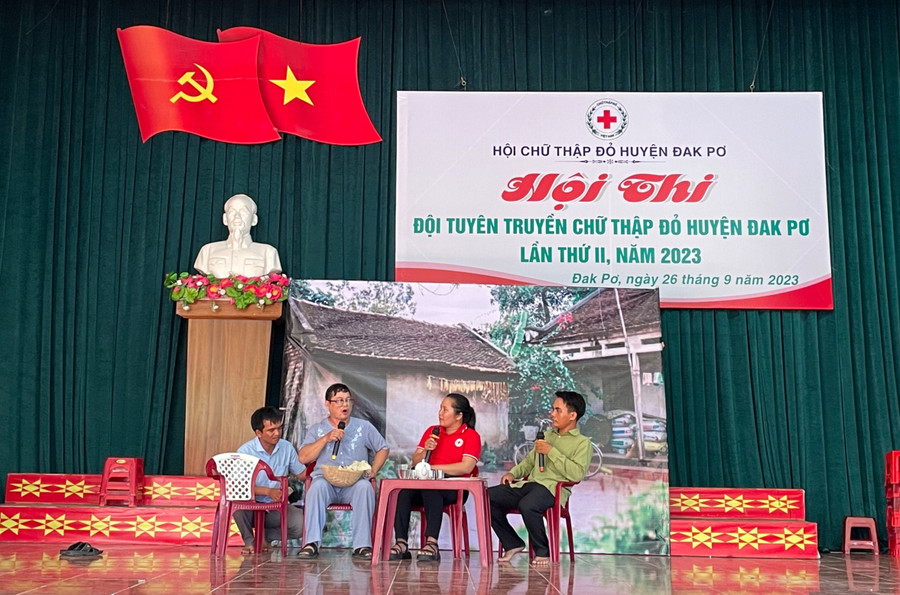 Phần thi tiểu phẩm của đội xã Yang Bắc. Ảnh: Tuyết Mai Phần thi tiểu phẩm của đội xã Yang Bắc. Ảnh: Tuyết Mai