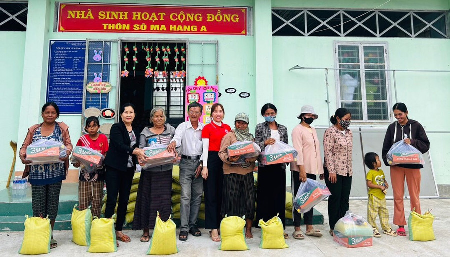 Đoàn công tác tặng quà cho người dân thôn Sô Ma Hang A, xã Ia Peng, huyện Phú Thiện. Ảnh: Hồng Ngọc Đoàn công tác tặng quà cho người dân thôn Sô Ma Hang A, xã Ia Peng, huyện Phú Thiện. Ảnh: Hồng Ngọc