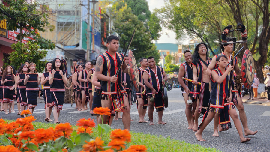 Trình diễn cồng chiêng đường phố luôn là điểm nhấn trong Ngày hội Văn hóa-Du lịch hàng năm của thành phố. Ảnh: Bá Bính Trình diễn cồng chiêng đường phố luôn là điểm nhấn trong Ngày hội Văn hóa-Du lịch hàng năm của thành phố. Ảnh: Bá Bính