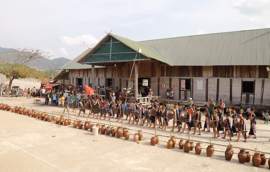 Nhà rông là nơi dân làng tập trung vào những dịp quan trọng. Ảnh: Phương Vi Nhà rông là nơi dân làng tập trung vào những dịp quan trọng. Ảnh: Phương Vi