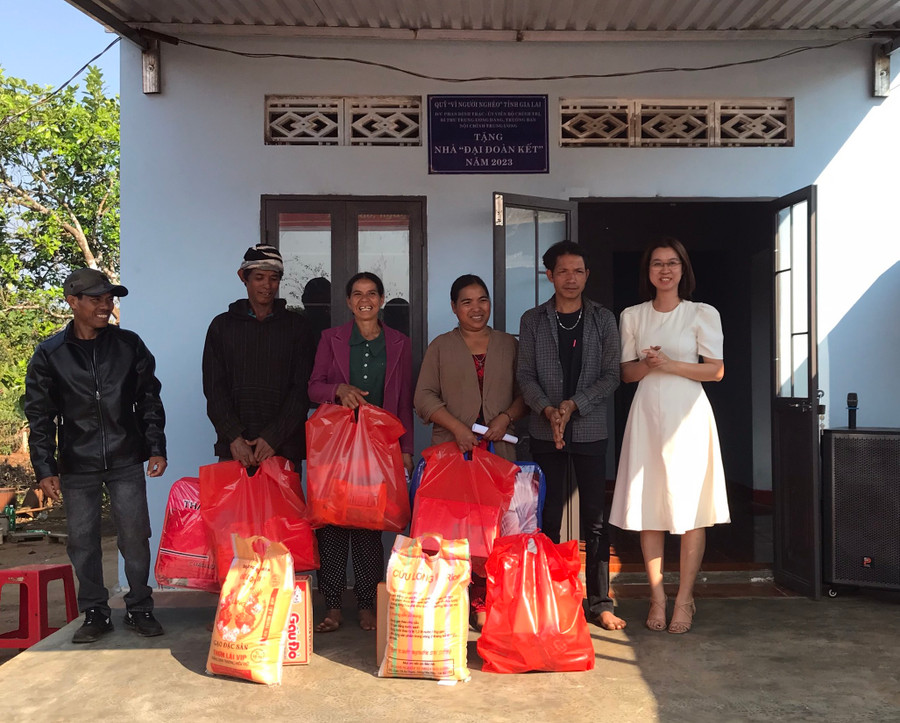Đại diện các đơn vị liên quan bàn giao nhà “Đại đoàn kết” cho gia đình bà Rơ Châm Ũk tại làng Ó, xã Ia Sao. Ảnh: Ngọc Anh