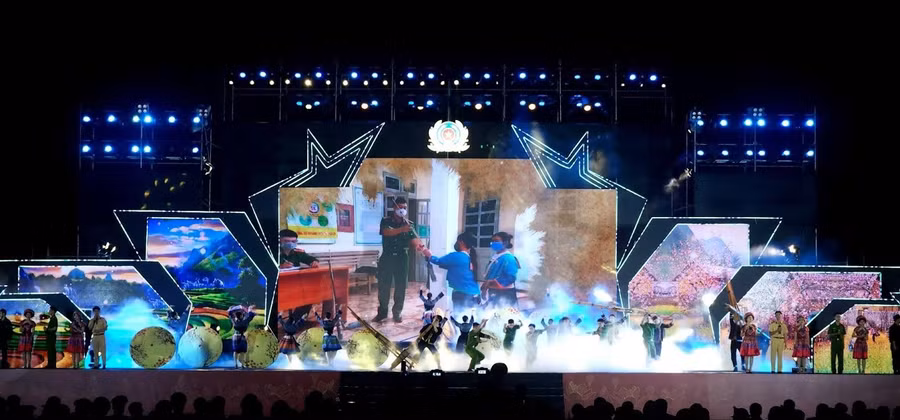 Chương trình được dàn dựng công phu, đặc sắc. Chương trình được dàn dựng công phu, đặc sắc.