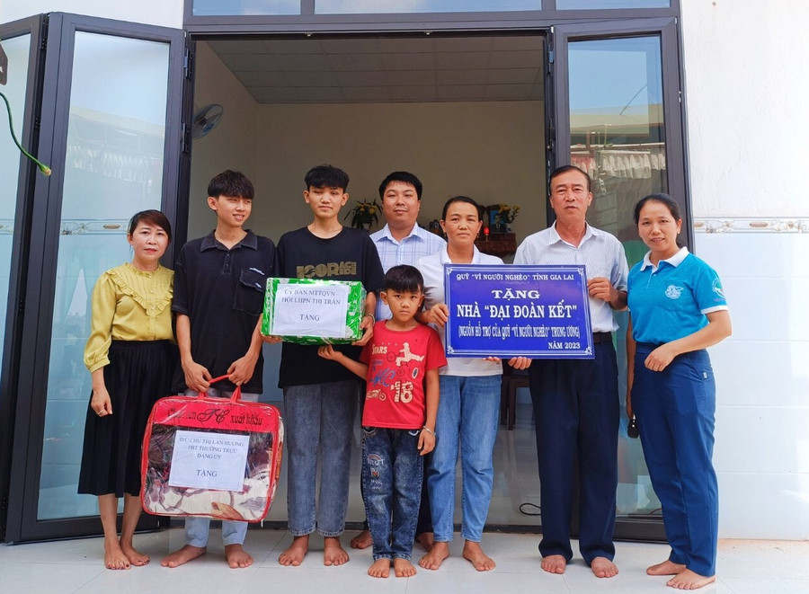 Đại diện lãnh đạo các đơn vị liên quan bàn giao nhà "Đại đoàn kết" cho gia đình bà Đoàn Thị Yến-thôn 6, thị trấn Chư Prông. Ảnh: Ngọc Anh Đại diện lãnh đạo các đơn vị liên quan bàn giao nhà "Đại đoàn kết" cho gia đình bà Đoàn Thị Yến-thôn 6, thị trấn Chư Prông. Ảnh: Ngọc Anh