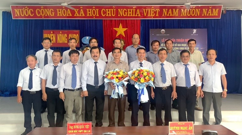 Đại diện lãnh đạo huyện Kông Chro và VNPT Gia Lai ký kết hợp tác chuyển đổi số giai đoạn 2023-2028. Ảnh: Thúy Ngọ Đại diện lãnh đạo huyện Kông Chro và VNPT Gia Lai ký kết hợp tác chuyển đổi số giai đoạn 2023-2028. Ảnh: Thúy Ngọ