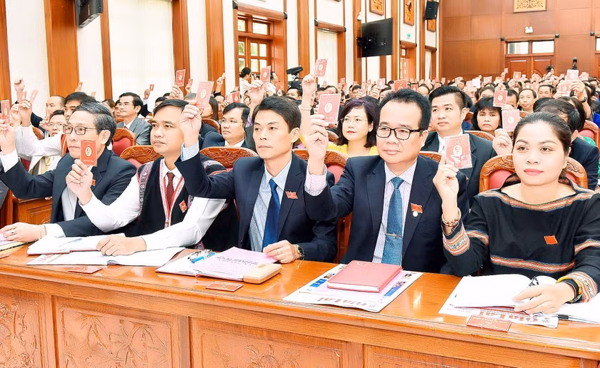 Các đại biểu biểu quyết thông qua chỉ tiêu chủ yếu nhiệm kỳ 2020-2025. Ảnh: Đức Thụy