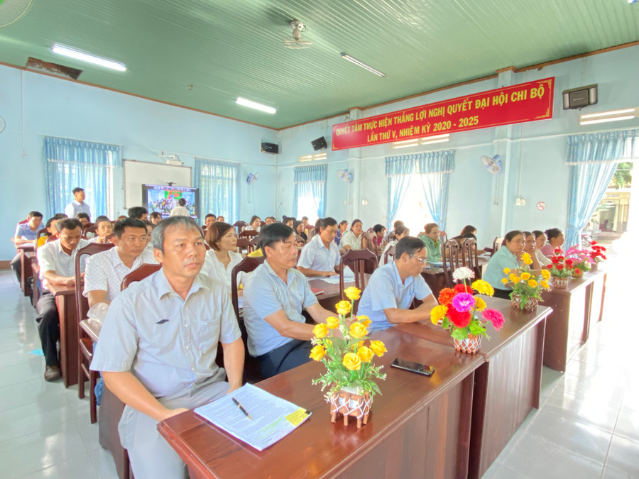 Học viên tham gia hội nghị tại điểm cầu Phòng Giáo dục và Đào tạo huyện. Ảnh: Mai Linh