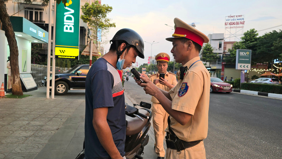 Lực lượng Cảnh sát giao thông tăng cường kiểm tra nồng độ cồn người điều khiển phương tiện tham gia giao thông. Ảnh: P.V Lực lượng Cảnh sát giao thông tăng cường kiểm tra nồng độ cồn người điều khiển phương tiện tham gia giao thông. Ảnh: P.V