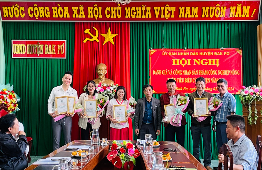 Lãnh đạo UBND huyện Đak Pơ trao chứng nhận sản phẩm công nghiệp nông thôn tiêu biểu huyện Đak Pơ năm 2023 cho đại diện 5 cơ sở công nghiệp nông thôn có sản phẩm đạt chất lượng. Ảnh: Nguyễn Hiền Lãnh đạo UBND huyện Đak Pơ trao chứng nhận sản phẩm công nghiệp nông thôn tiêu biểu huyện Đak Pơ năm 2023 cho đại diện 5 cơ sở công nghiệp nông thôn có sản phẩm đạt chất lượng. Ảnh: Nguyễn Hiền