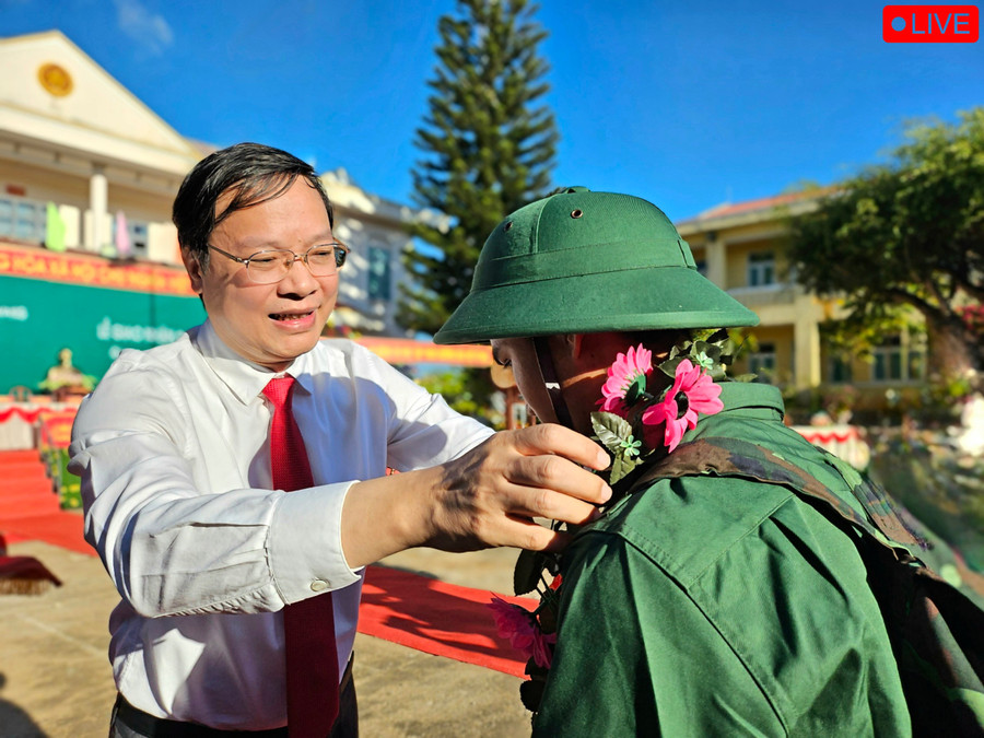 Chủ tịch UBND tỉnh Trương Hải Long động viên và tiễn các thanh niên lên đường làm nhiệm vụ bảo vệ Tổ quốc. Ảnh: Mộc Trà