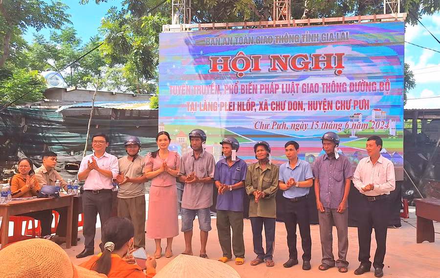 Ban tổ chức tặng mũ bảo hiểm cho người dân tham gia tại hội nghị. Ảnh: Hồng Duyên Ban tổ chức tặng mũ bảo hiểm cho người dân tham gia tại hội nghị. Ảnh: Hồng Duyên