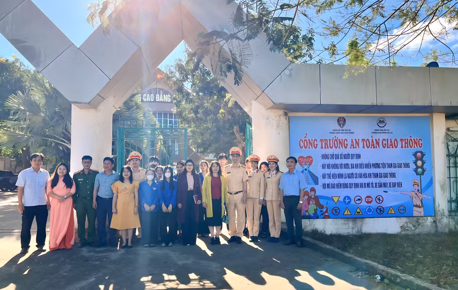 Mô hình Cổng trường an toàn giao thông được triển khai tại Trường Cao đẳng Gia Lai. Ảnh: Nông Hòa