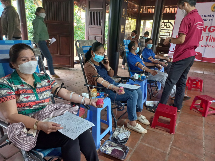 Công nhân, đoàn viên Công đoàn và Đoàn Thanh niên Công ty TNHH một thành viên Cao su Chư Păh hiến máu tại ngày hội. Ảnh: Hồng Ngọc Công nhân, đoàn viên Công đoàn và Đoàn Thanh niên Công ty TNHH một thành viên Cao su Chư Păh hiến máu tại ngày hội. Ảnh: Hồng Ngọc